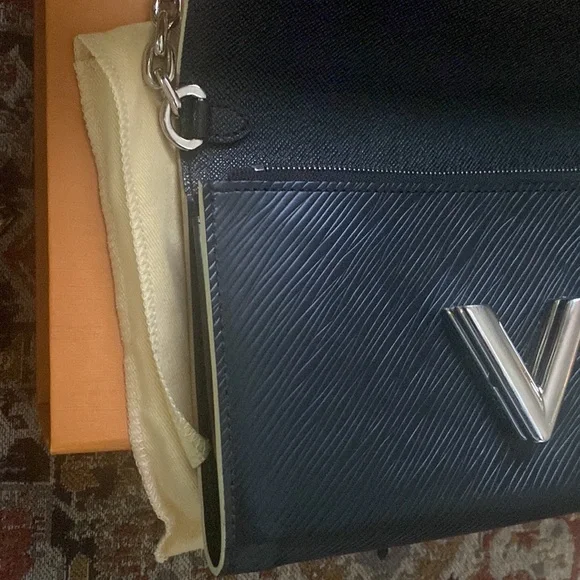 LOUIS VUITTON Epi World Tour Lock Twist crossbodybag/clutch LIMITED EDITION - Picture 9 of 13